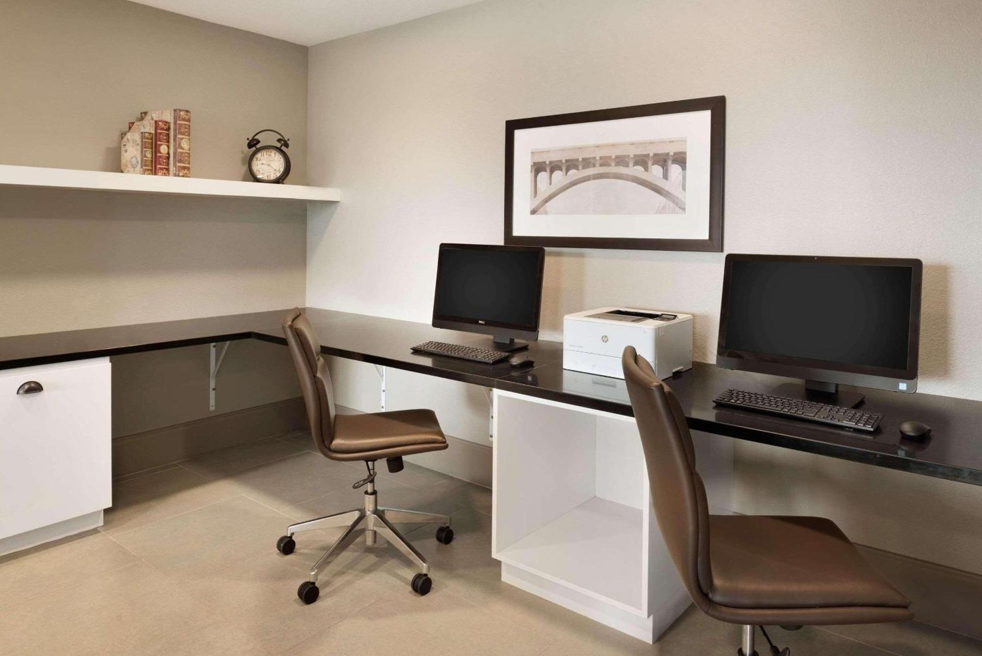 Country Inn & Suites By Radisson, Indianola, Ia Bagian luar foto