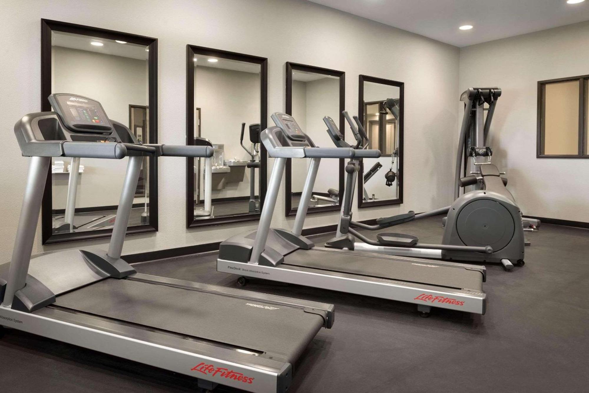 Country Inn & Suites By Radisson, Indianola, Ia Bagian luar foto